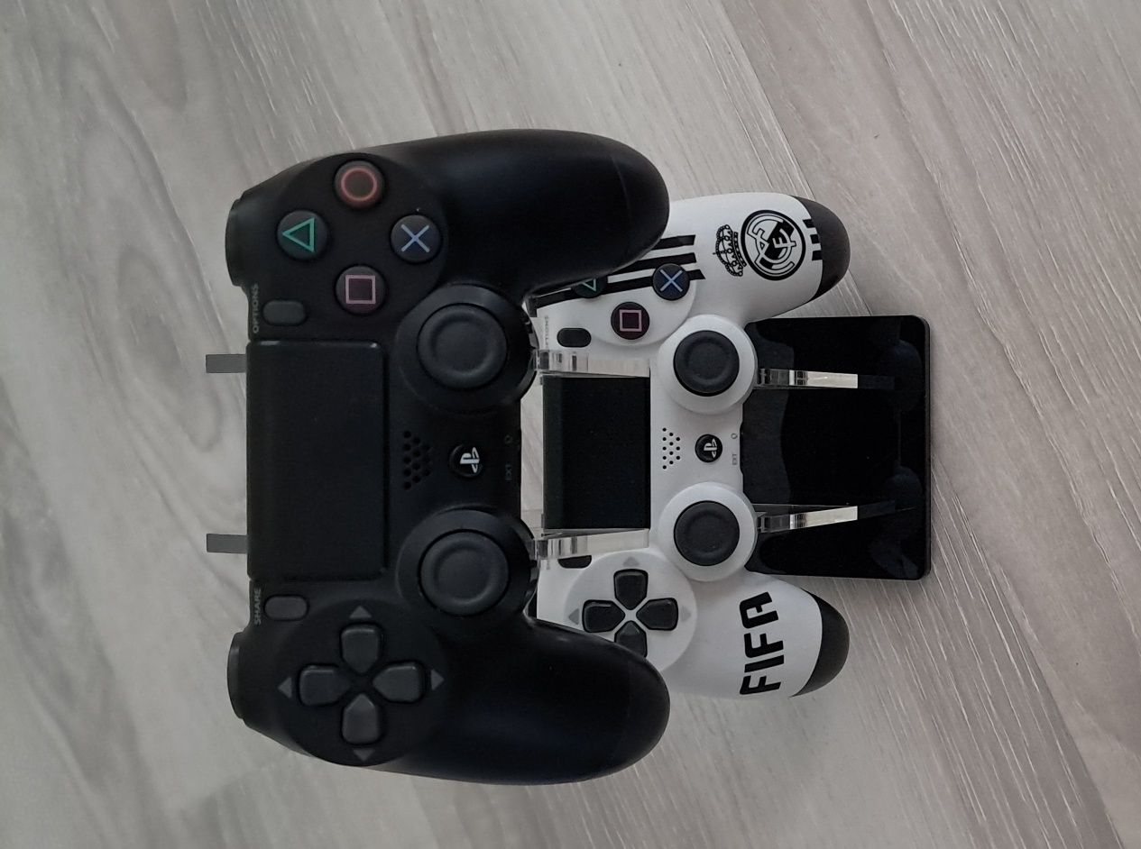 PS4 Slim 1TB  2 оригинальных геймпада + 3 диска + Cyberpunk 2077


--