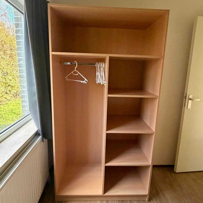 Dulap dressing deschis cu rafturi și bară pentru umerașe