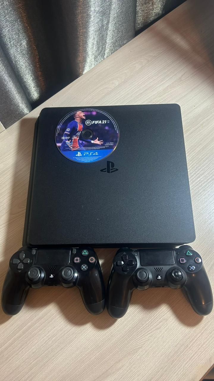 Продам Play Station 4 Slim 1 Тб, в хорошем состоянии, Slim версия 1 Тр