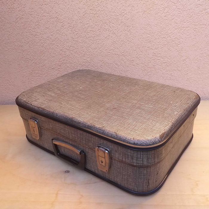 geamantan vintage, valiza veche, bagaj recuzita cufar retro comunism