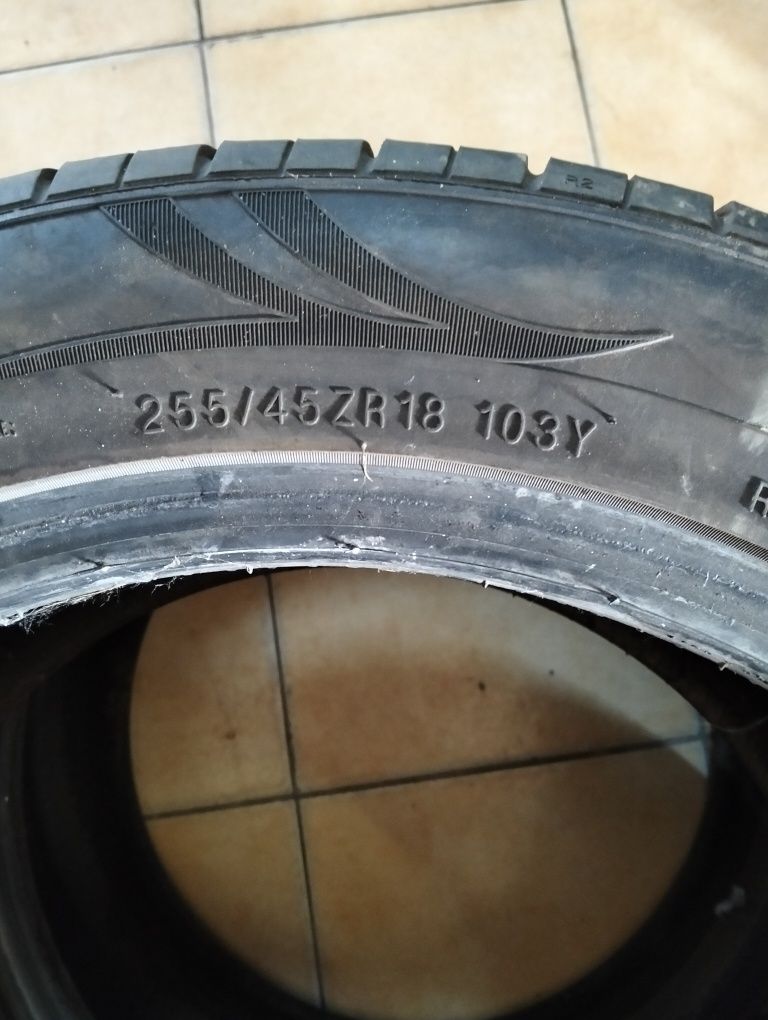 Vând 2 anvelope R18