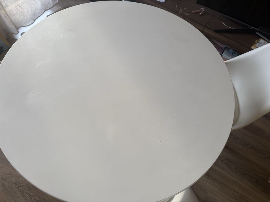 Продавам маса с три стола