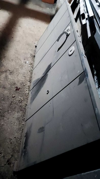 Металлическая дверь.