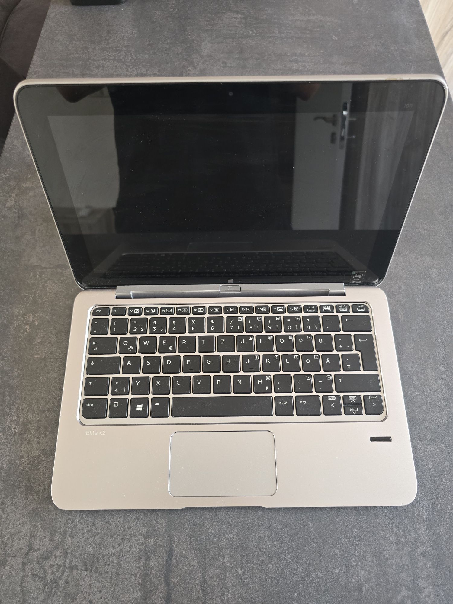 Продавам лаптоп НР Elite x2 1011 G1 с клавиатура Power Keyboard