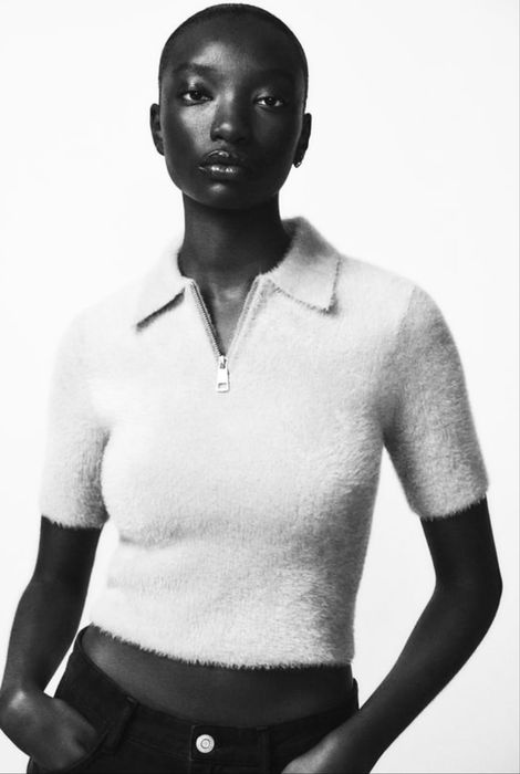 Бяла пухена тениска Zara с цип и яка