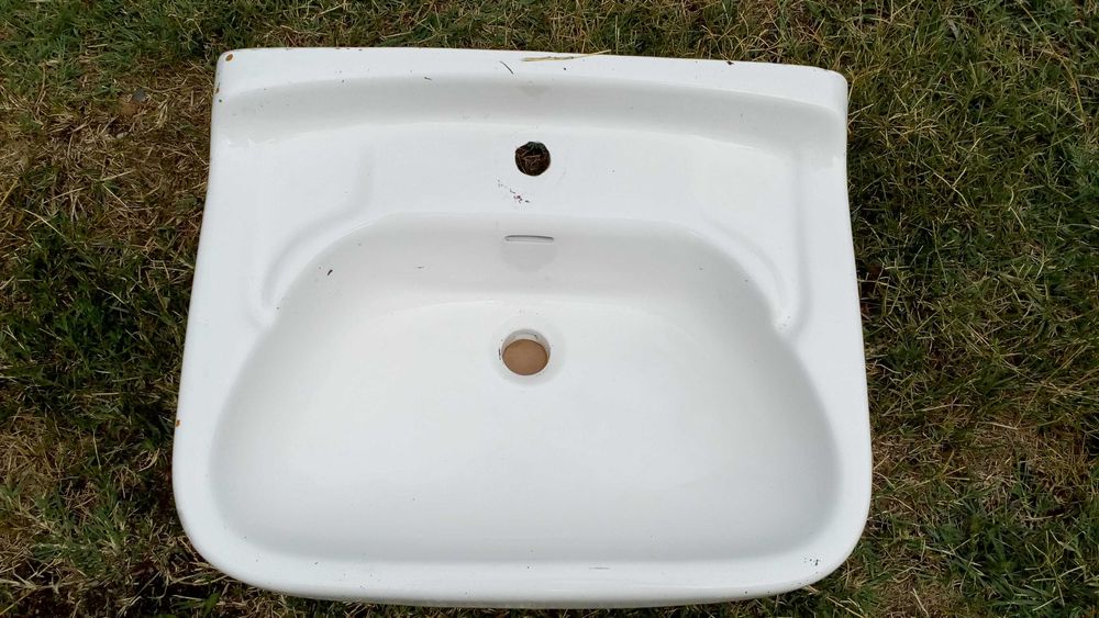 chiuvetă folosită, lavoar ceramic nou