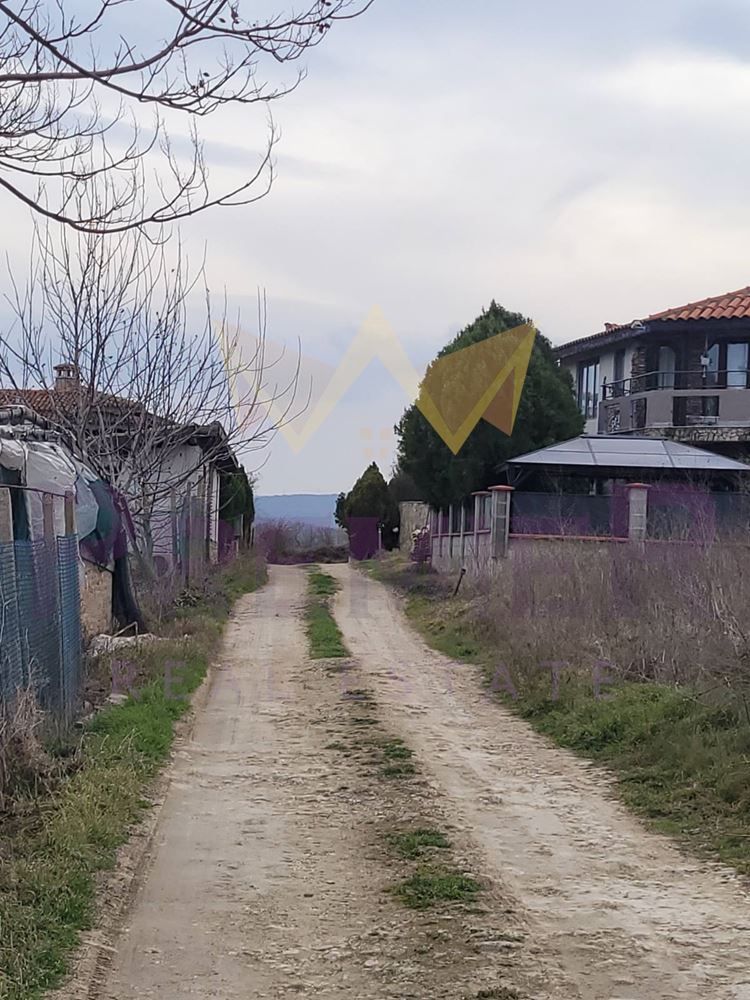 Парцел в Варна, област-с.Осеново площ 1206кв.м. цена 45000  с ток и в
