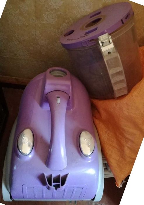 продавам прахосмукачка с HEPA филтър, цвят лилав, от 2007 г - за части