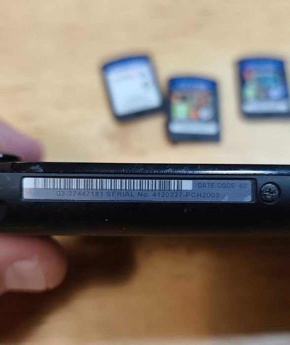 PS Vita Slim 2003 + 4 cartușe și tuburi