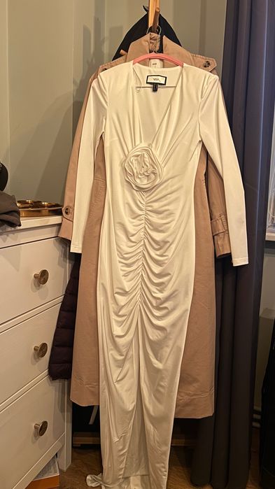 Rochie Nissa - albã, elasticã, cu trenã - mãsura 36