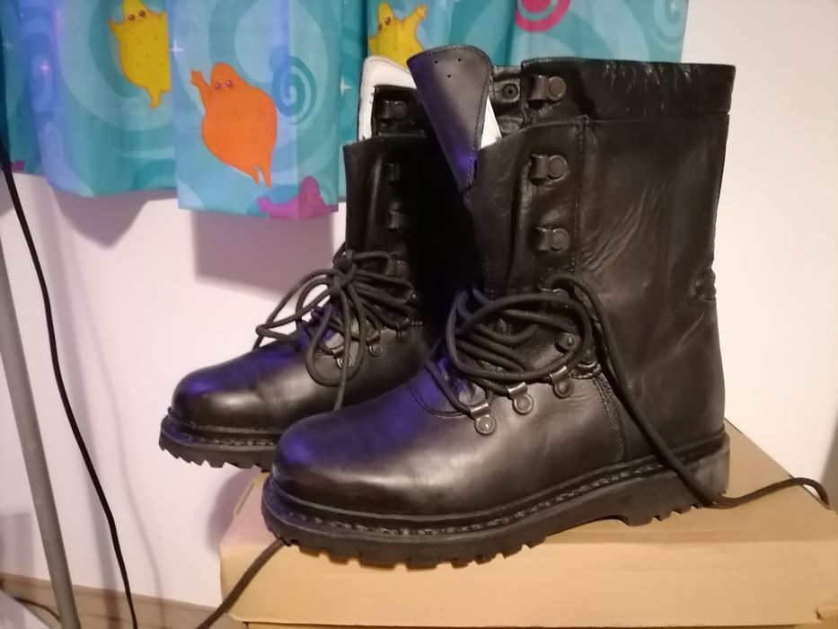 Vând bocanci militari NATO