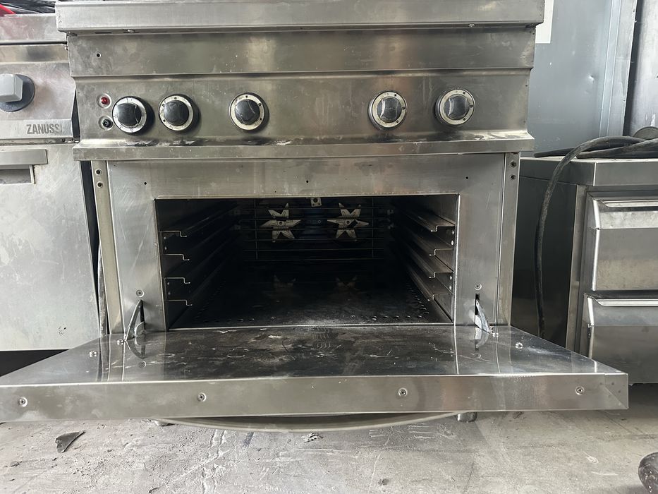Професуонална печка с 4газову котлона и конвекторна фурна
