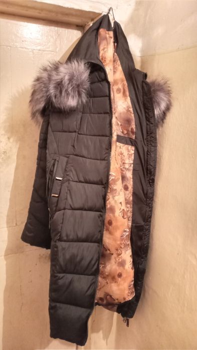 Куртку зимнюю женскую с капюшоном размер 58 продам