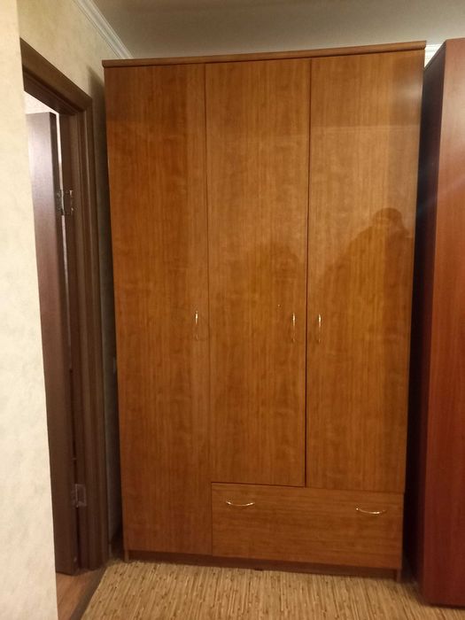Плательный шкаф трехдверный
