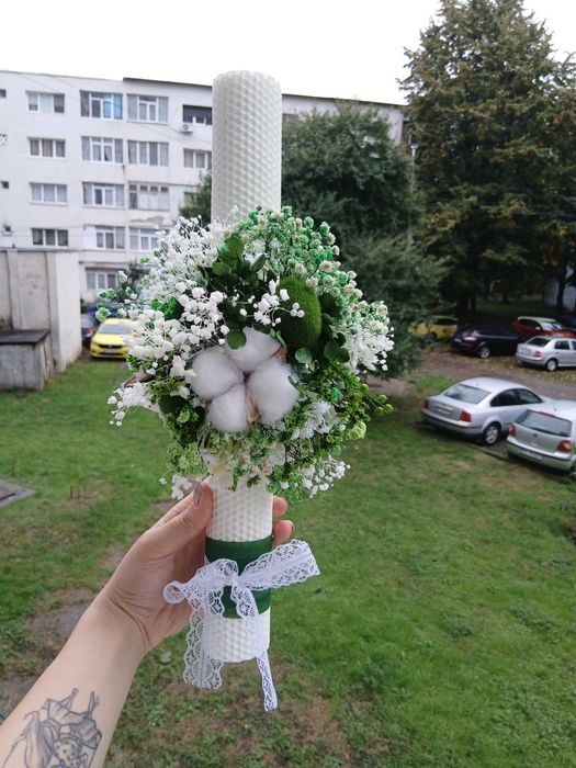 Lumanare de botez lucrata manual din ceara de albine tip fagure.