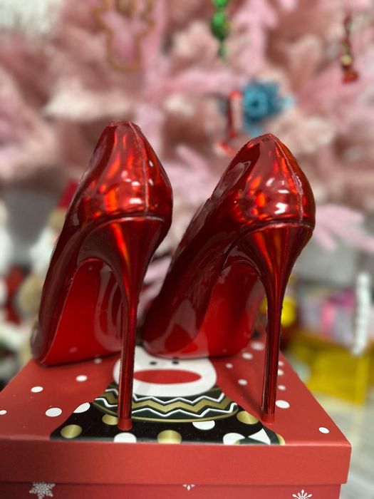 Pantofi dama Louboutin pe stoc