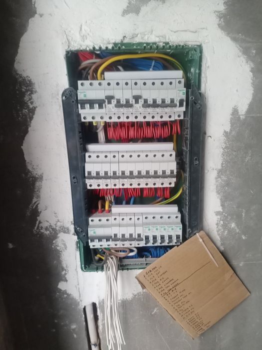 Электрик на част