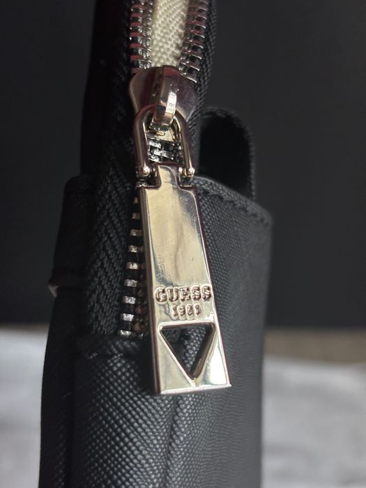 Чантичка GUESS Saffiano