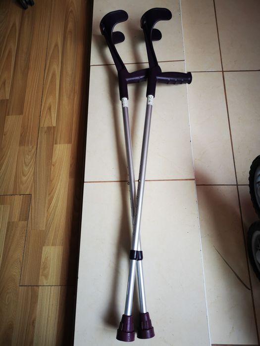 Carje cu sprijin pe antebrat