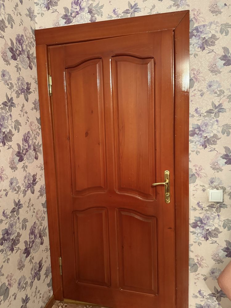 двери из натурального  дерева
