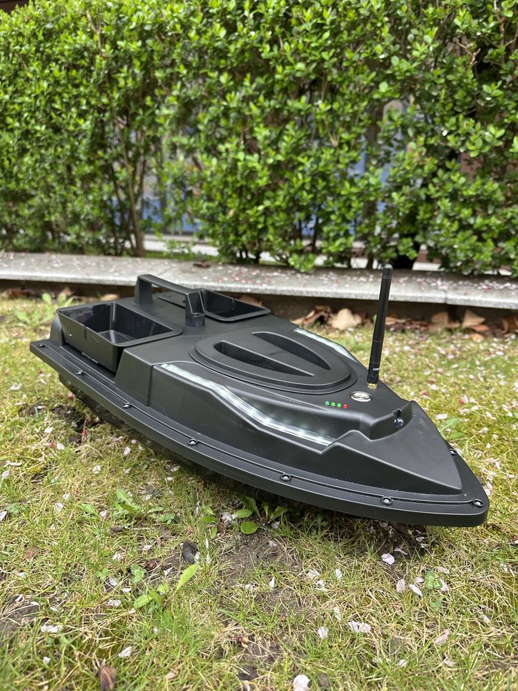 Лодка за захранка V700