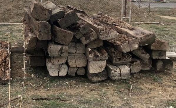 Продаются Б/У  деревянные шпалы