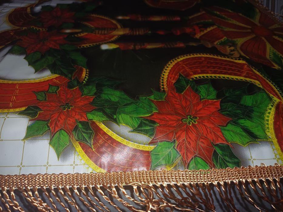 скатерть  для стола  .в упаковке с бахрамой красивое