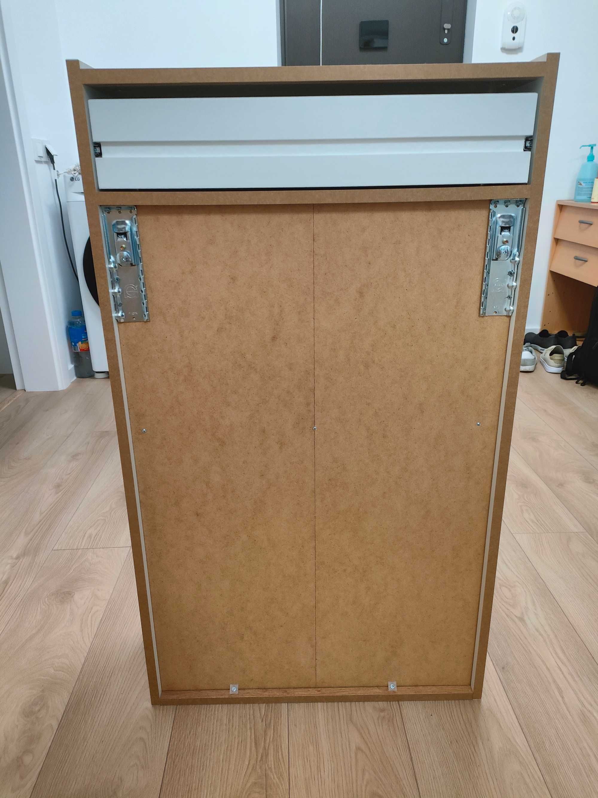Pantofar raft suspendat de perete
