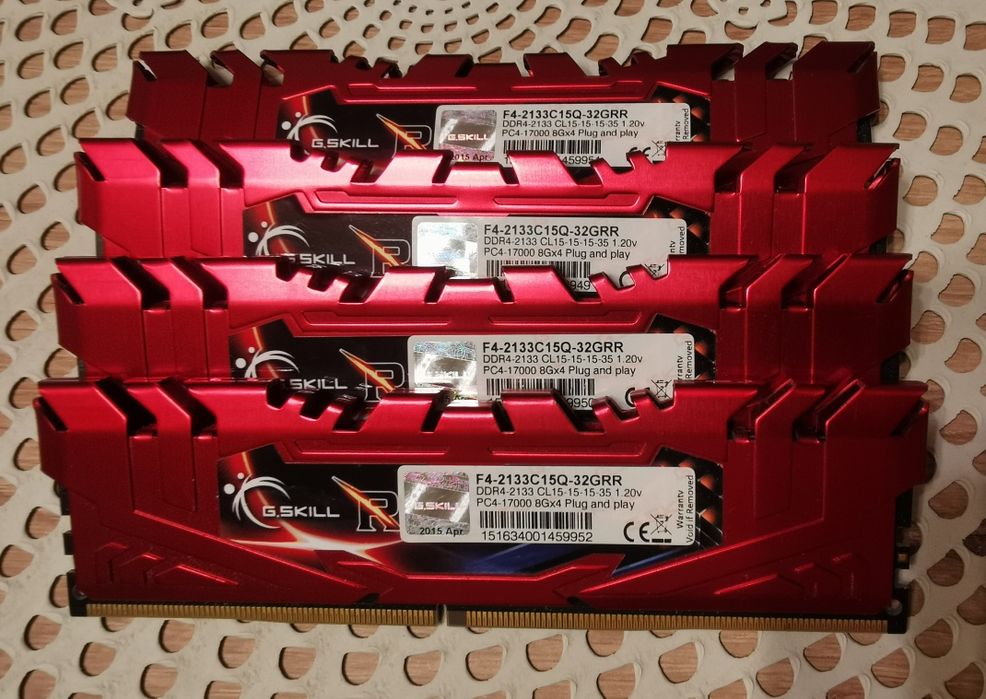 Set RAM 32GB cu 4 module (4x8GB) pentru Desktop DDR4