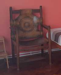 Vand 2 scaune (jilturi) lemn masiv/piele, antic/vintage