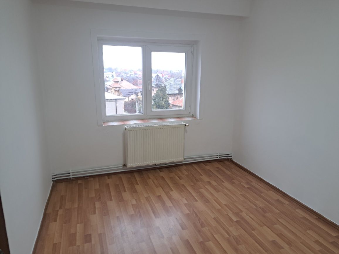 Vind apartament 3 camere centru