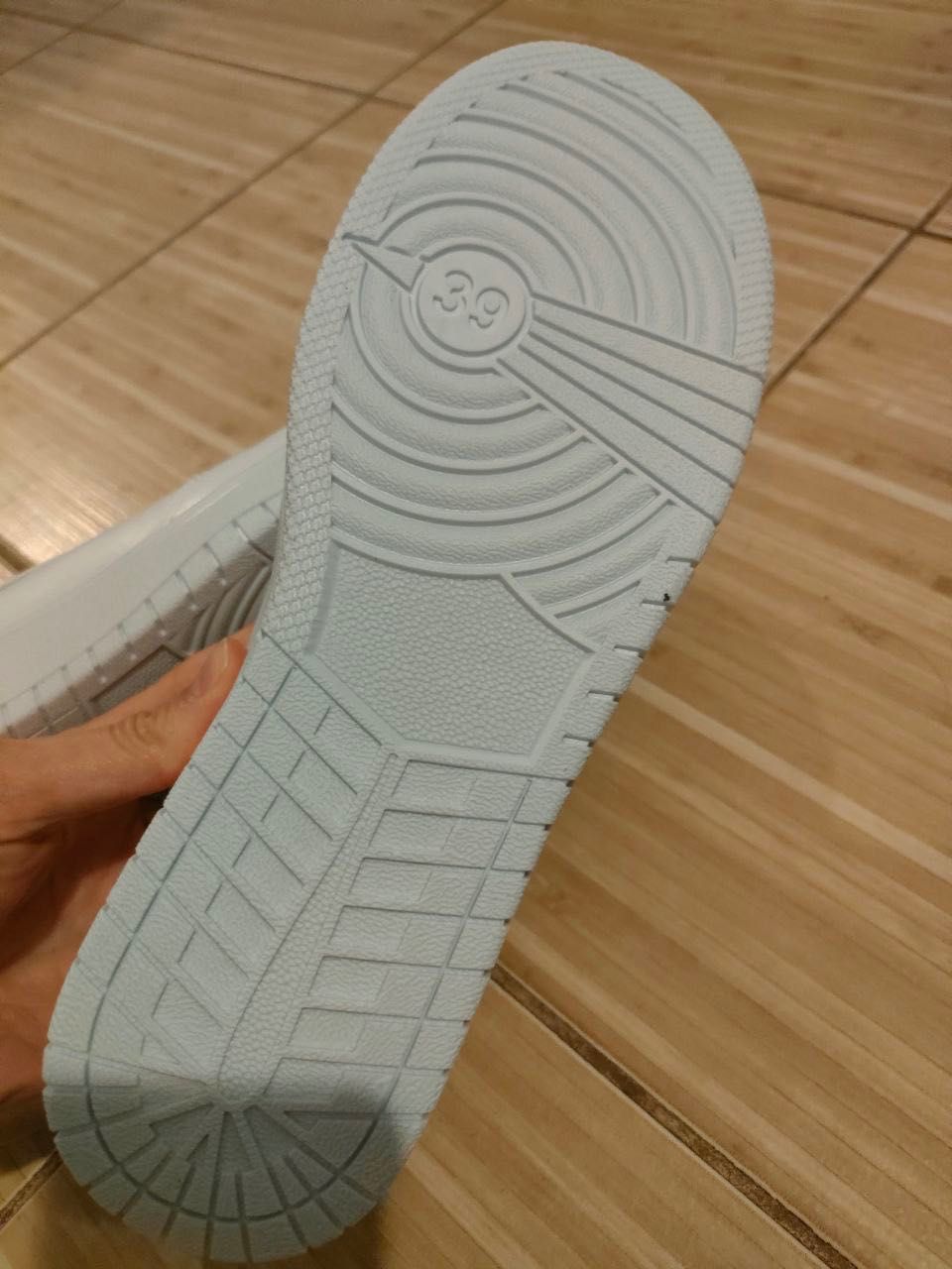 Adidași noi, mărime 39