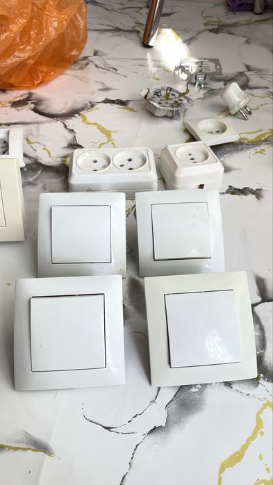 Включатели и розетка