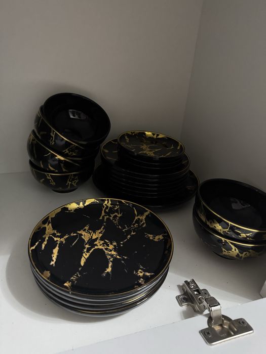 Продаю чёрную посуду с золотистыми узорами