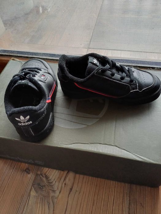 Обувки за момче.