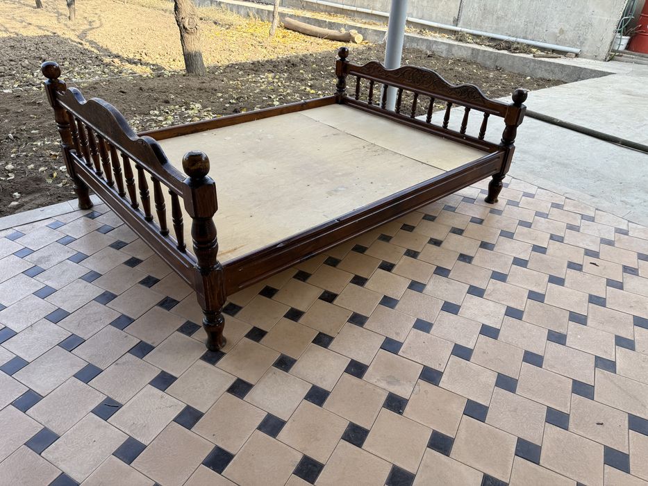 Кровать. Двухспальный кроват деревянный . Тапчан из орех и листвинца