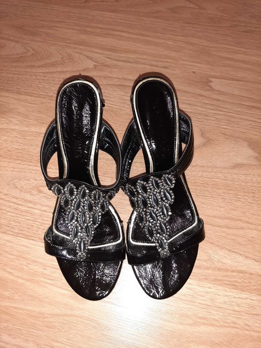 Отдам босоножки на каблуках