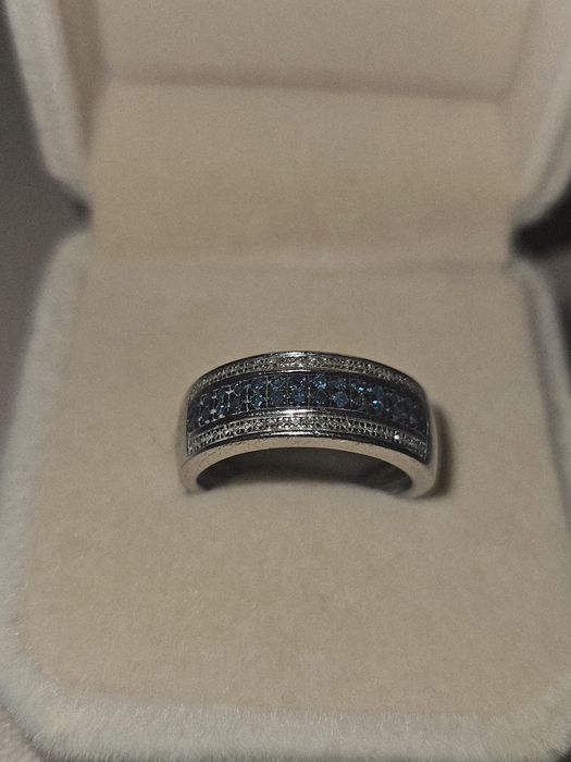 Сребърен пръстен с диаманти.