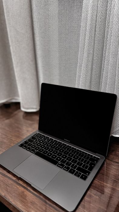 Продам Macbook Air 13 2019года