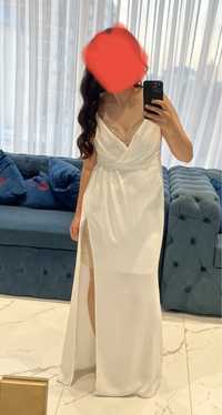Платье белое с отрезом