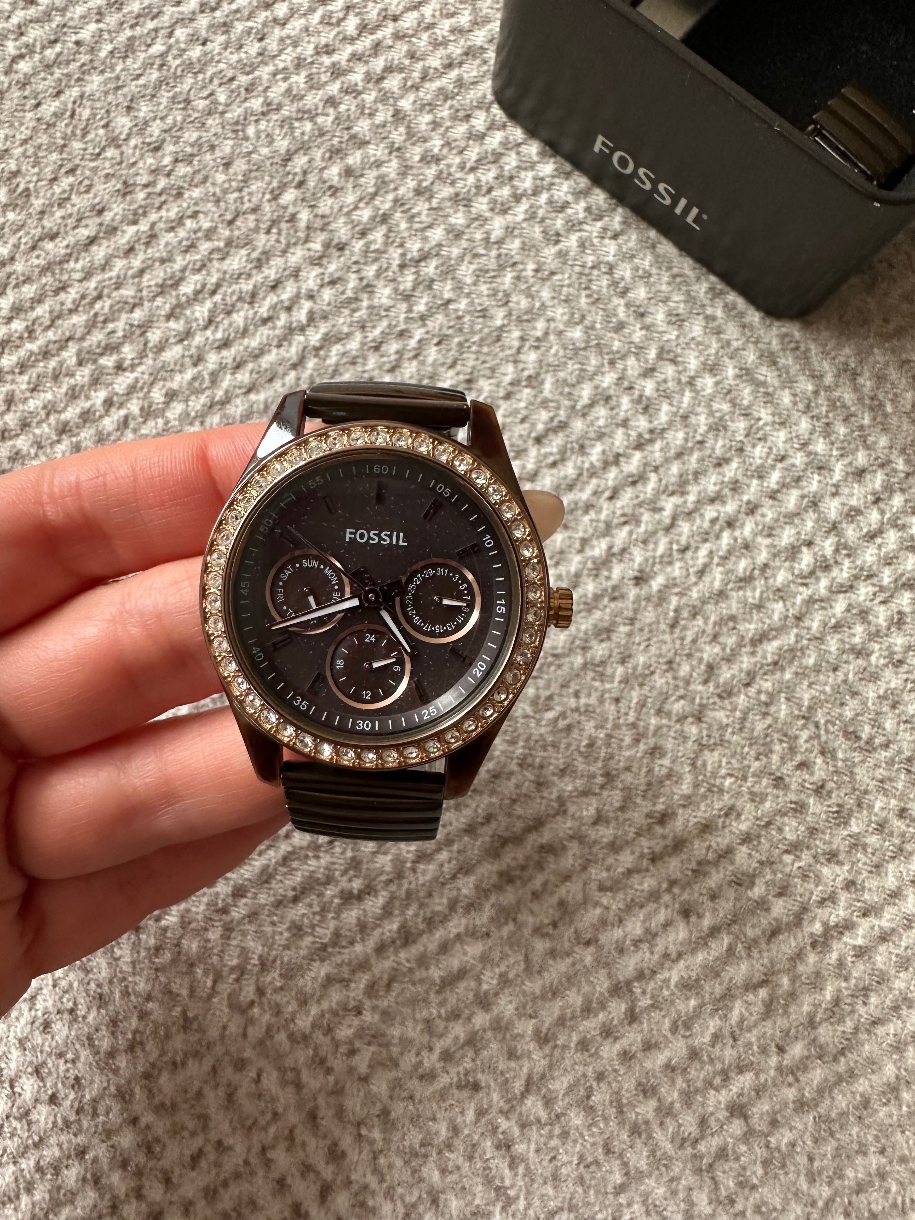 Продавам дамски часовник на марката Fossil