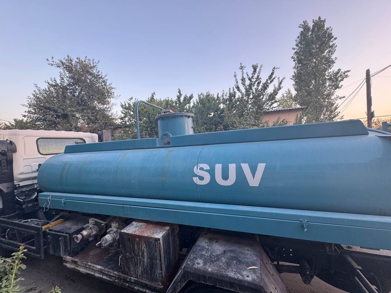 Isuzu zavodskoy sisternasi 6 tonna but butun sotiladi