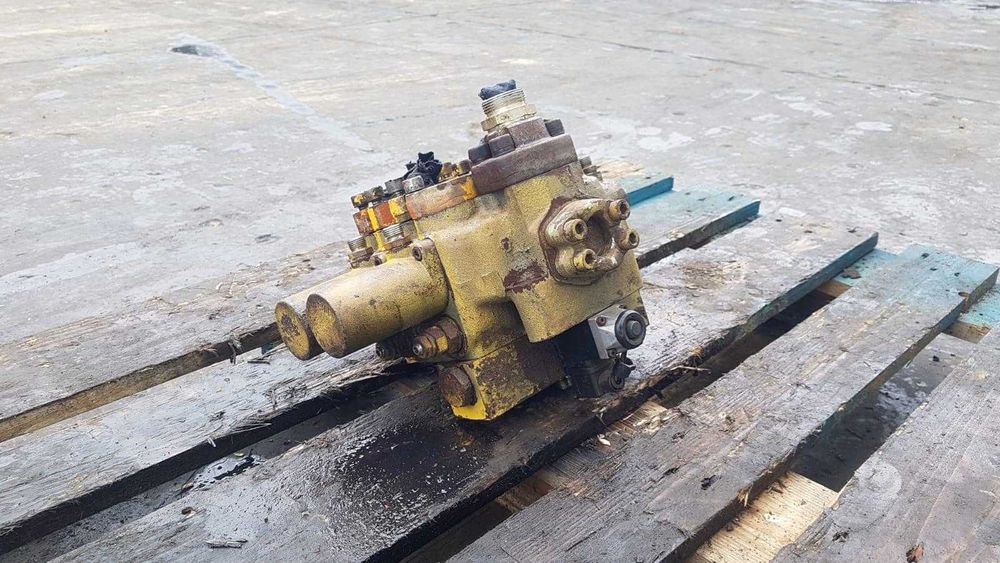 Distribuitor hidraulic pentru vola Liebherr 541