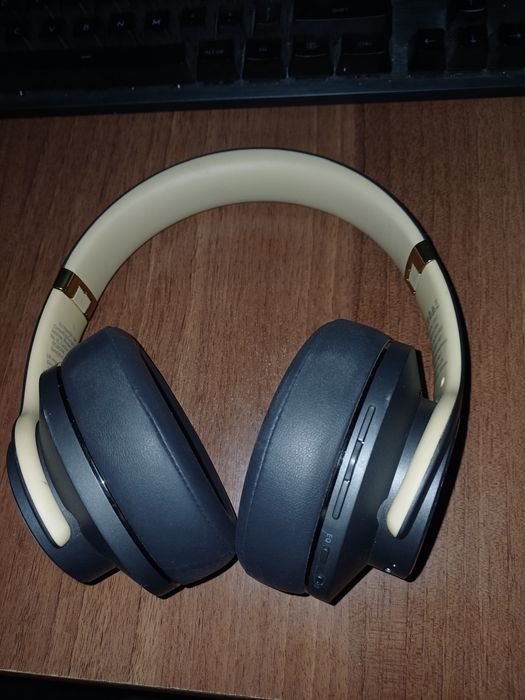 casti wireless cu fir auxiliar si incarcator