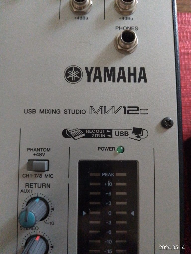 Vând mixer placă de sunet pentru cântat live și înregistrări Yamaha mw