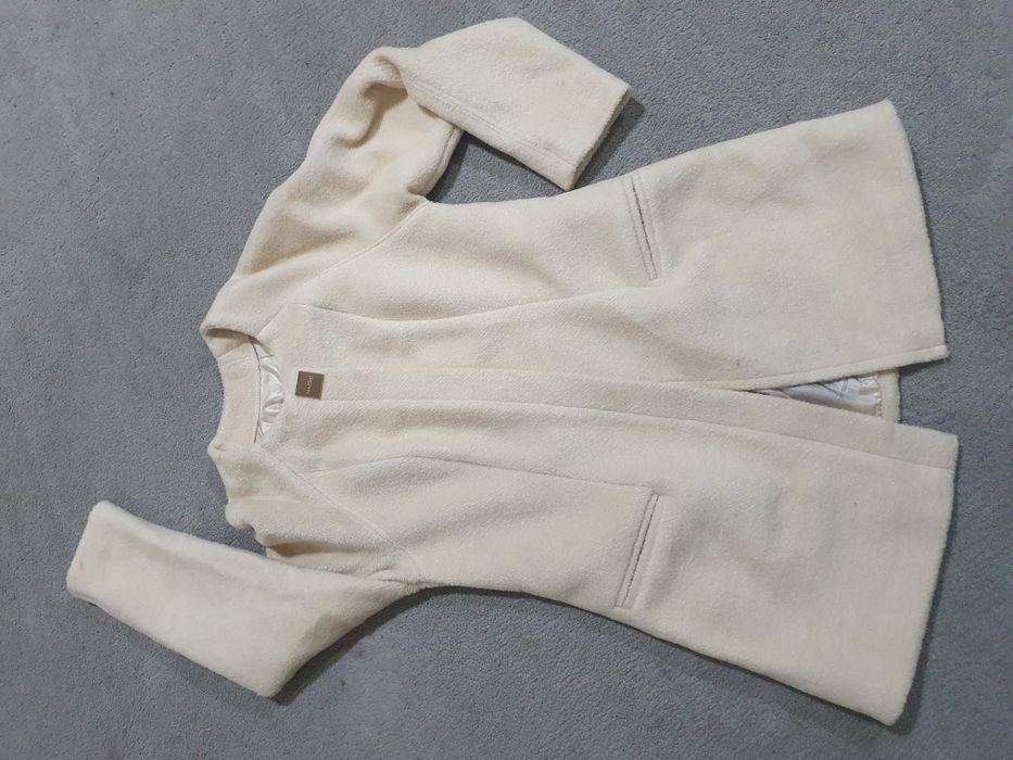 Ayollar qishki kiyimlar sotiladi