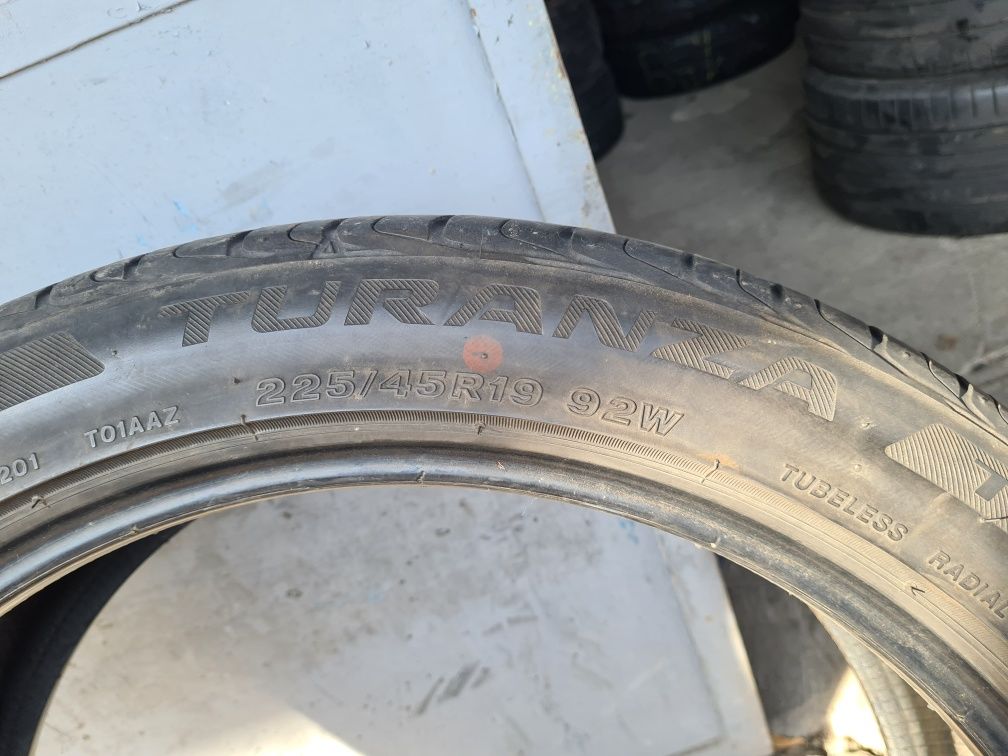 2 бр. летни гуми 225/45/19 Bridgestone DOT 1816 4,5 mm