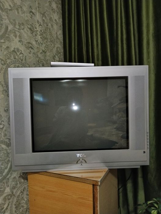 Продам телевизор с пультом TCL