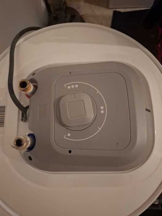 Vand boilar electric ariston 100 litri ca nou folosit 1 luna