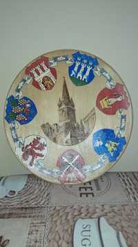 Ръчно рисувана и гравирана  дървена чиния с гербовете на германски про